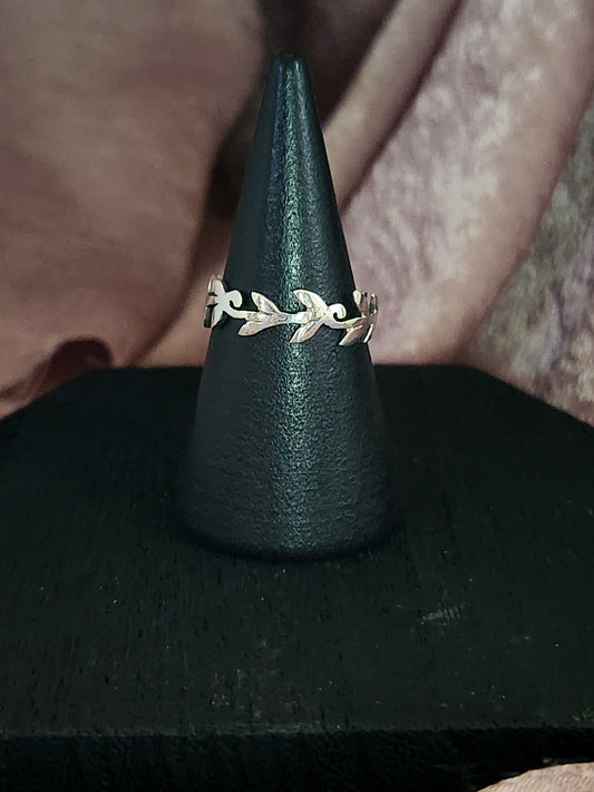 Dainty Leaves Ring